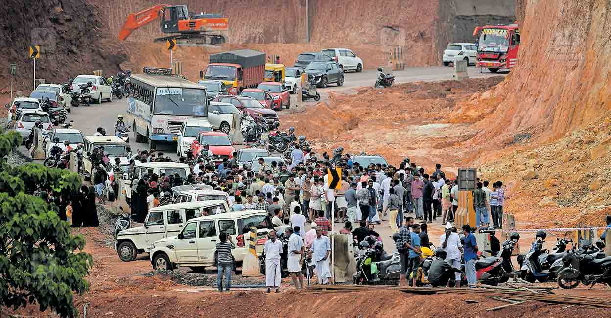 kannur-defects-construction-of-national-highwaytaliparamba-kuppam-kappanathattu-protest.jpg