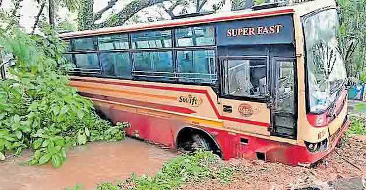 kannur-rain-ksrtc-bus-accident.jpg