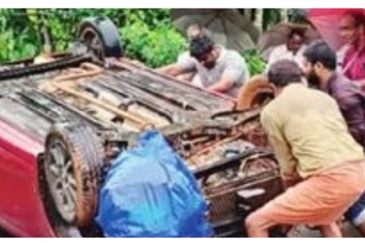 kozhikode-car-overturned_1200x800xt.jpg
