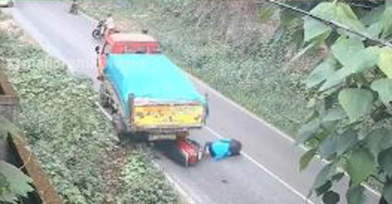 kozhikode-lorry-accident.jpg