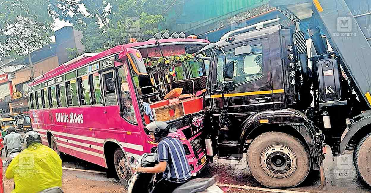 kuttyadi-bus-lorry-accident.jpg