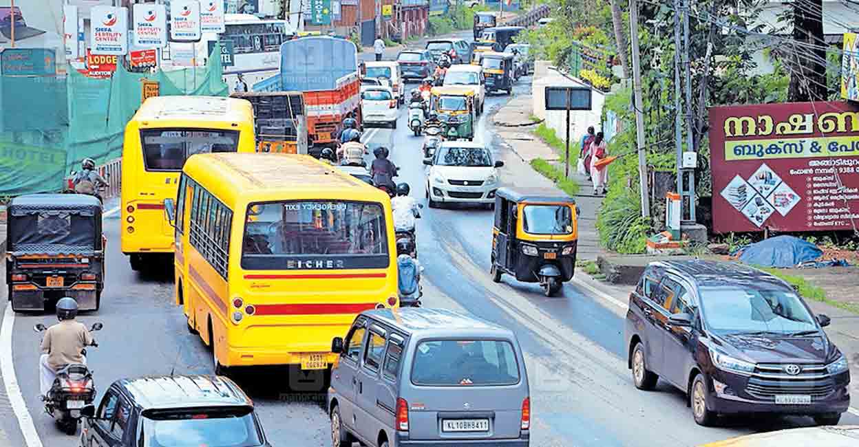 malappuram-angadippuram-trafic-block.jpg