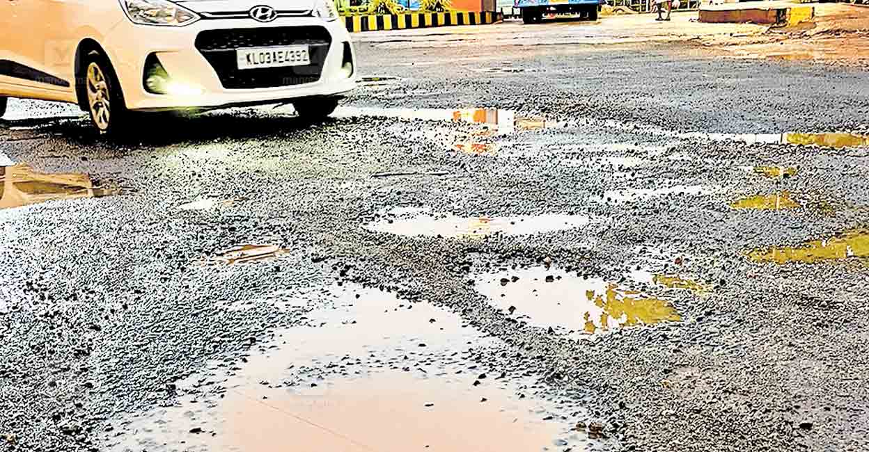 ns4-pathanamthitta-road-pothole.jpg