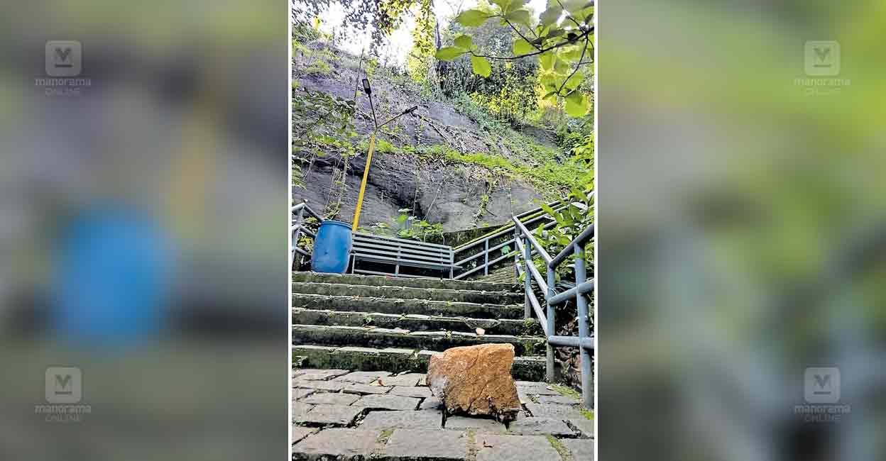 piravom-arikal-waterfall-rock-fallen.jpg