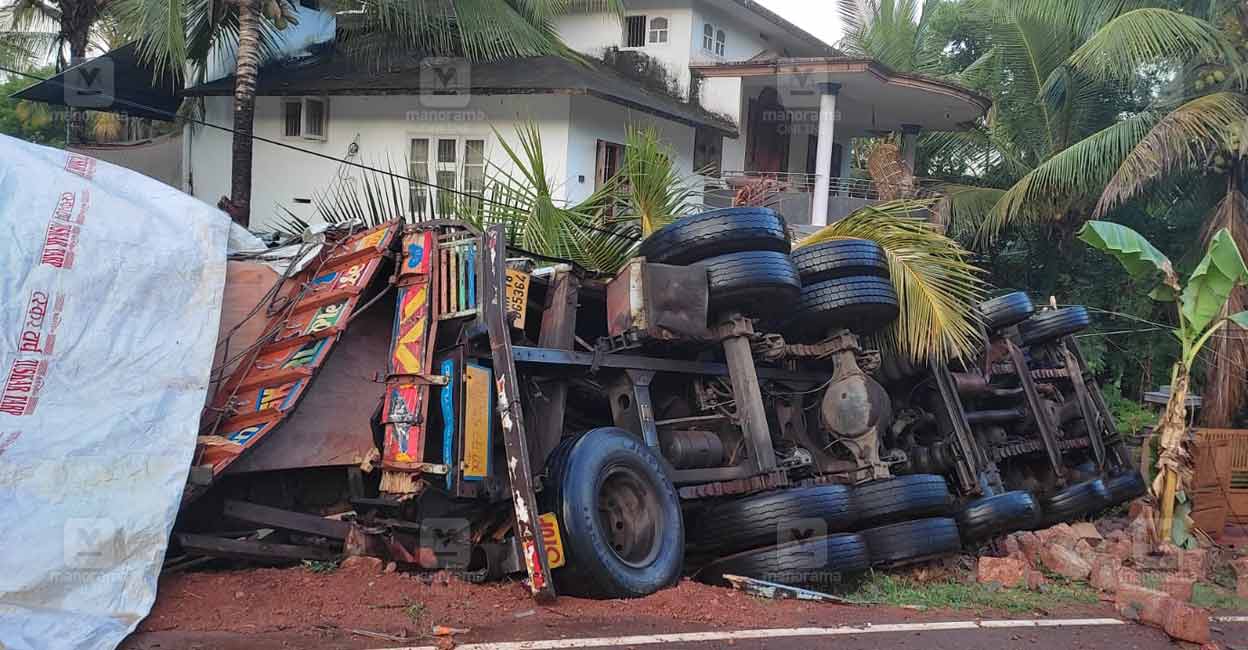 thaliparamba-lorry-accident.jpg