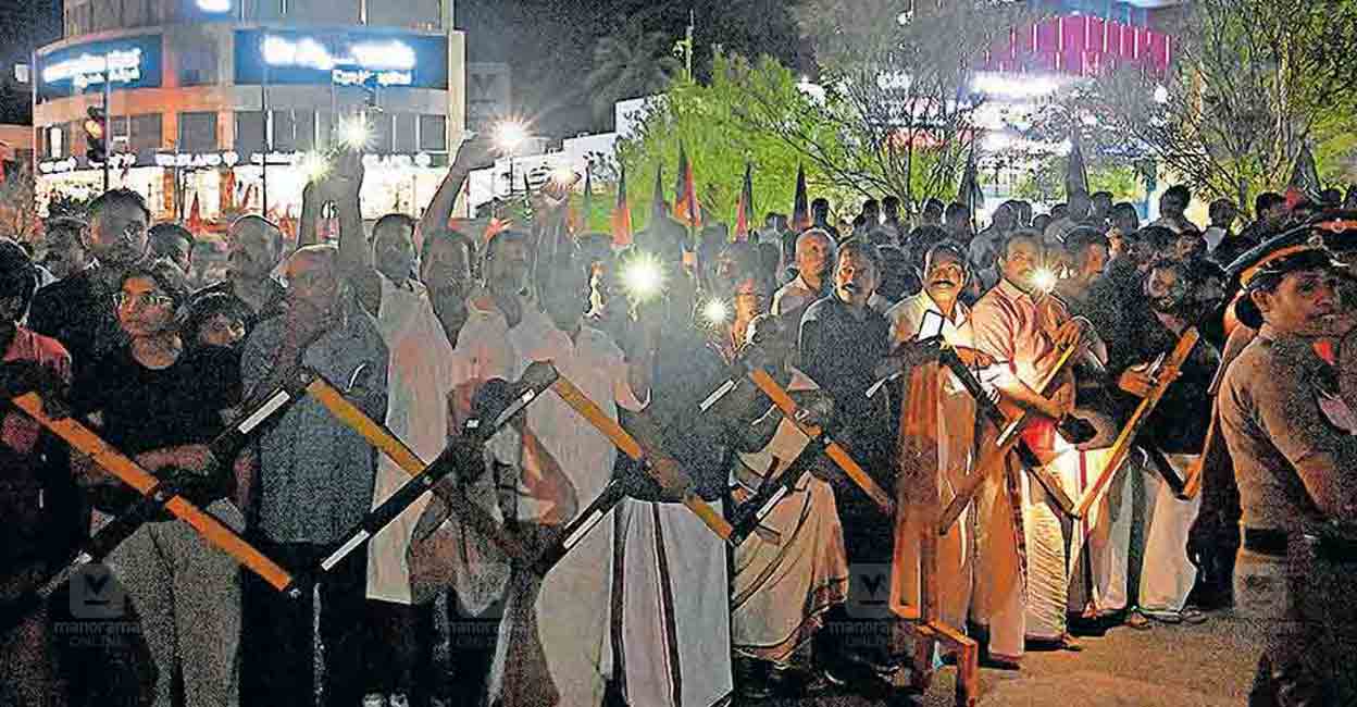 thiruvananthapuram-protest-street-lights-at-vellayambalam-junction-out-of-order.jpg