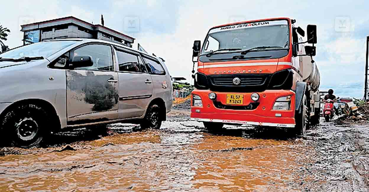 thrissur-mud-puddle-collapsed-section-of-national-highway-66-kodungallur.jpg