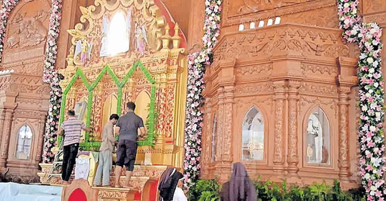 thrissur-pavaratty-church-inside.jpg