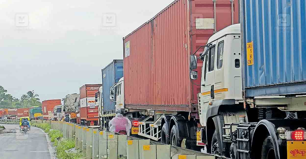 thrissur-vwadakkanchery-hihway-trafic-bloack.jpg