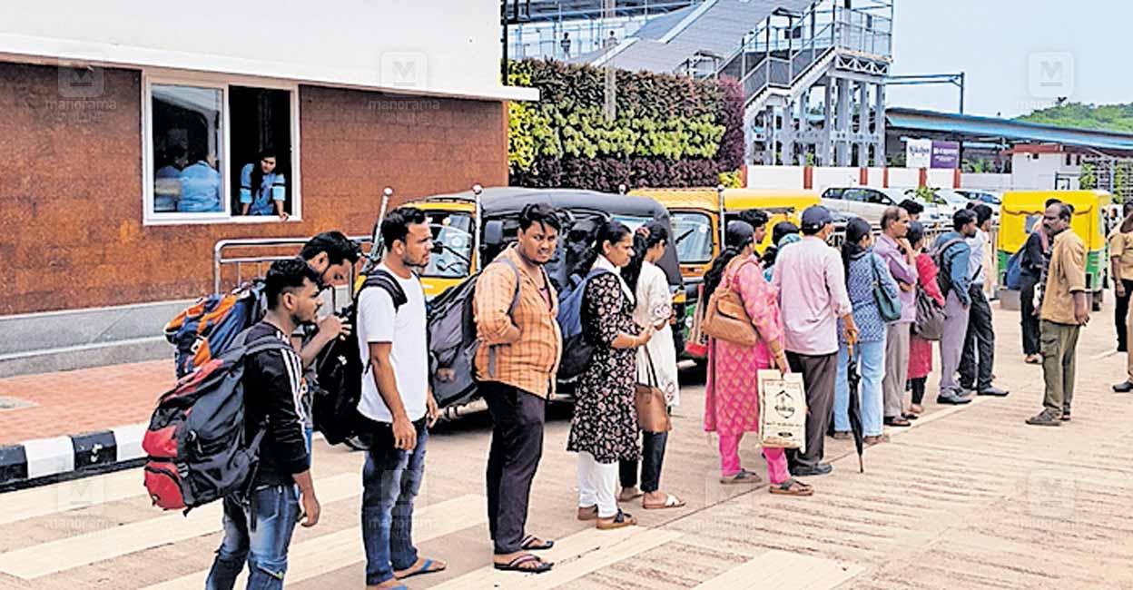 vadakara-railway-station-auto-rickshaw-shortage.jpg