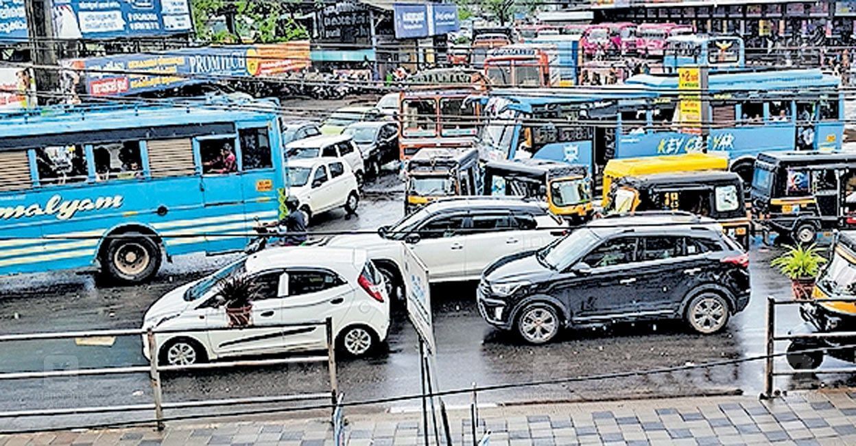 vadakara-road-damage-traffic-jams.jpg