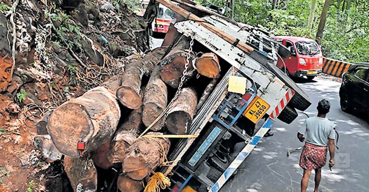 wayanad-road-traffic-jam.jpg