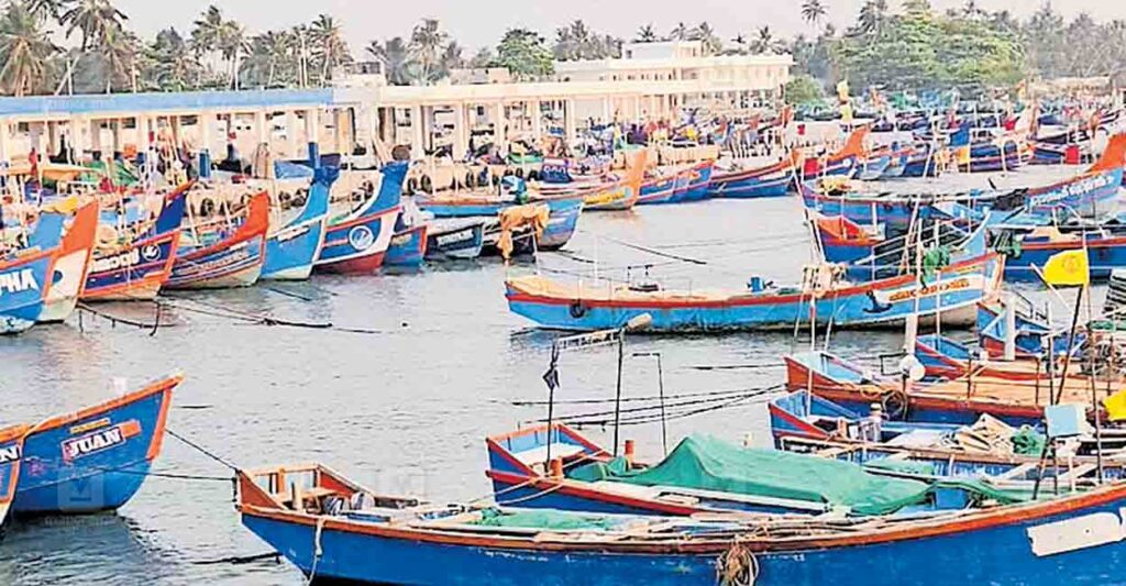 alappuzha-chellanam-harbour-boats.jpg