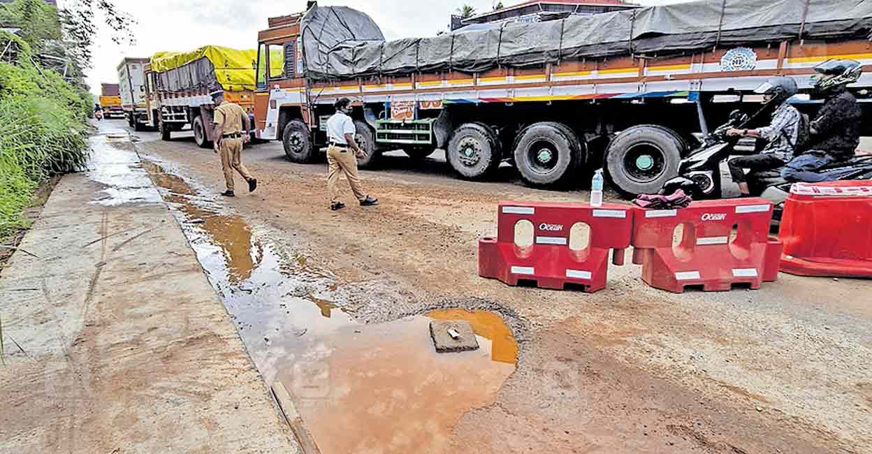 chalakudy-nh-tarring-issue.jpg