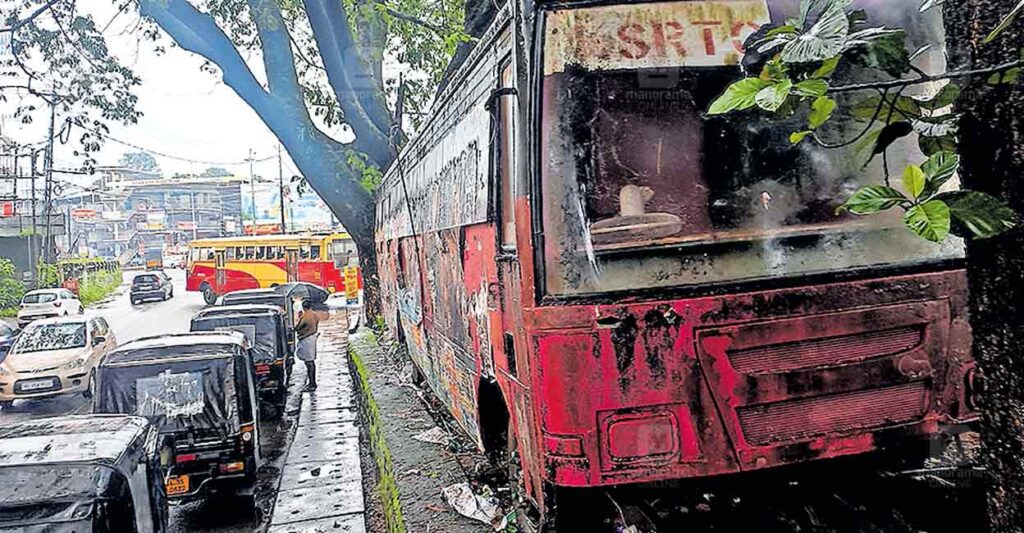damaged-ksrtc-.jpg