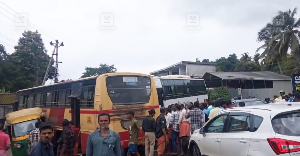 edappal-ksrtc-tourist-bus-collision.jpg