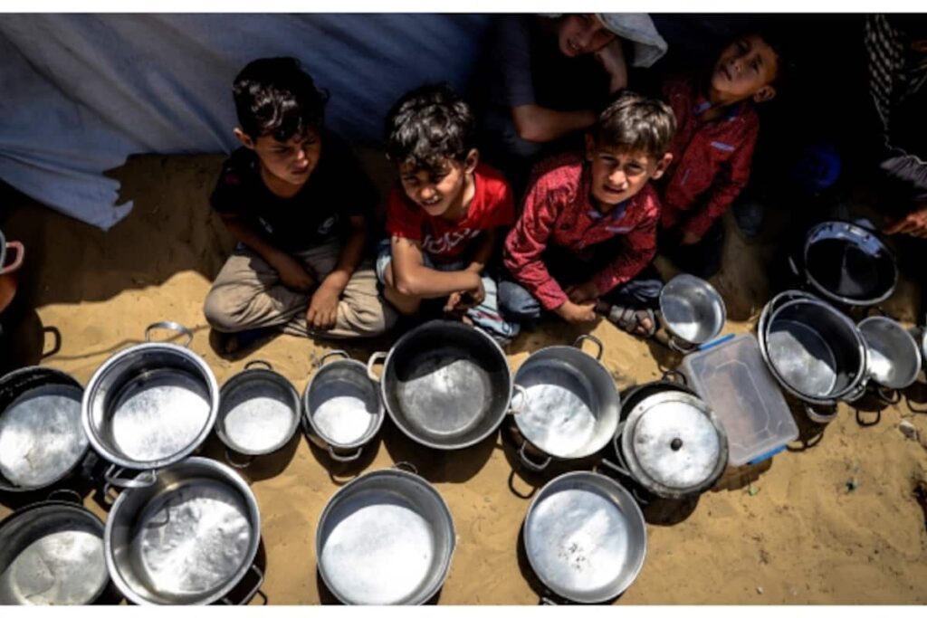 food-distributed-to-palestinians-in-gaza-under-israeli-attacks-1-_1200x800xt.jpg