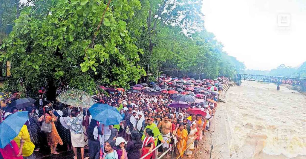 kannur-bavali-river-area-peopls.jpg