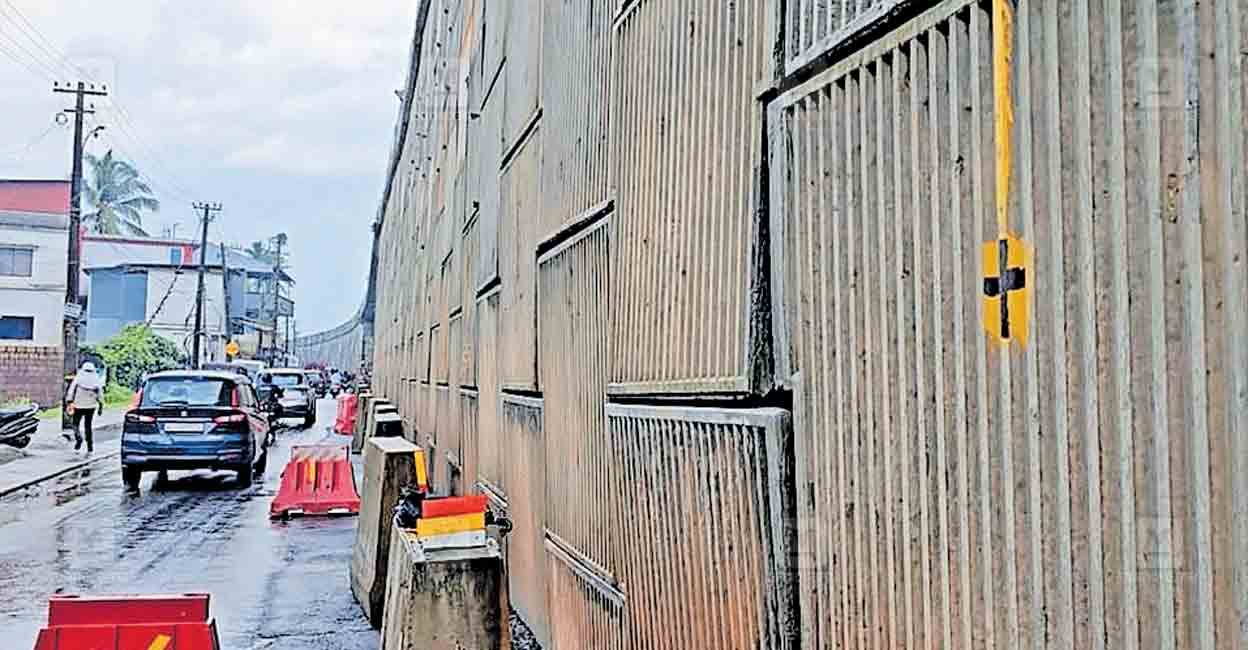 kannur-concrete-layers-of-side-wall-pushed-out-national-highway-bakkalam.jpg