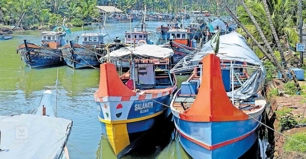 kasargod-madakkara-fishing-boatsG.jpg