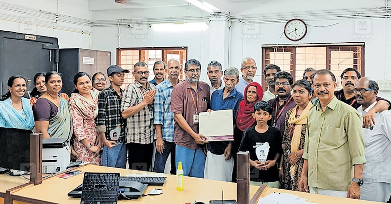 kerala-bank-employees-help-family.jpg