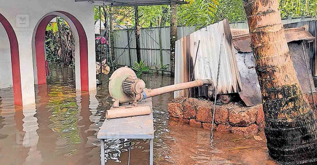 kottayam-waterlogging-temporary-floor-built-for-kanakambarns-funeral.jpg