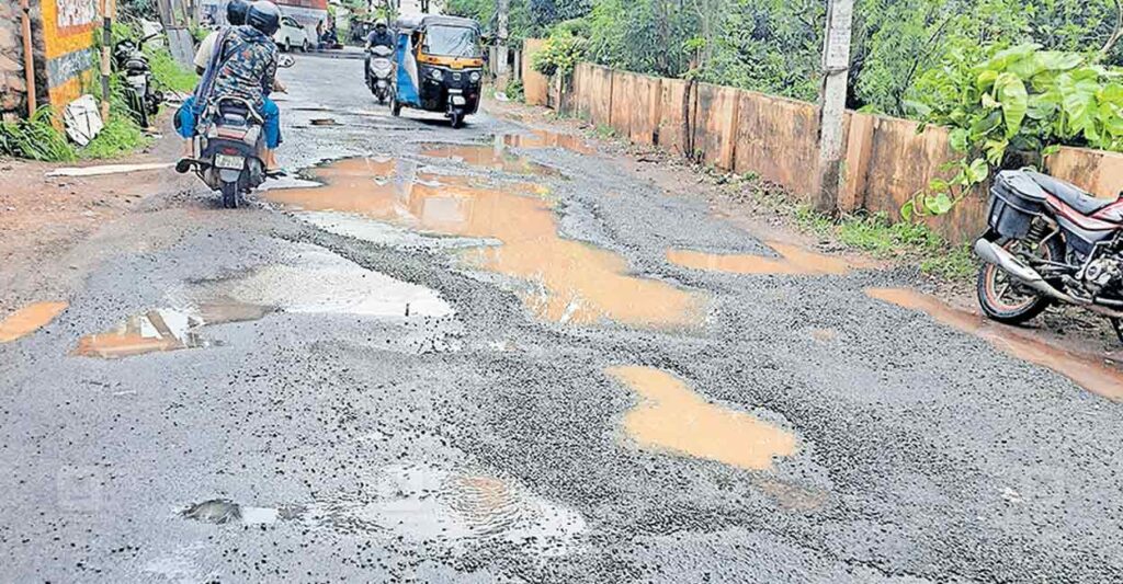 kovalam-road-pothole.jpg