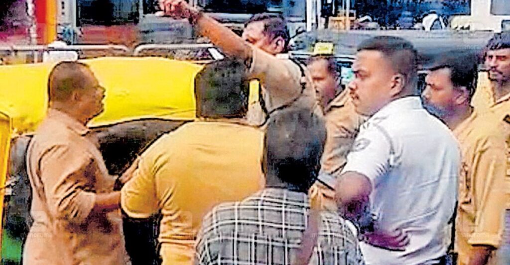 kozhikode-traffic-dispute-auto-rickshaw-drivers.jpg