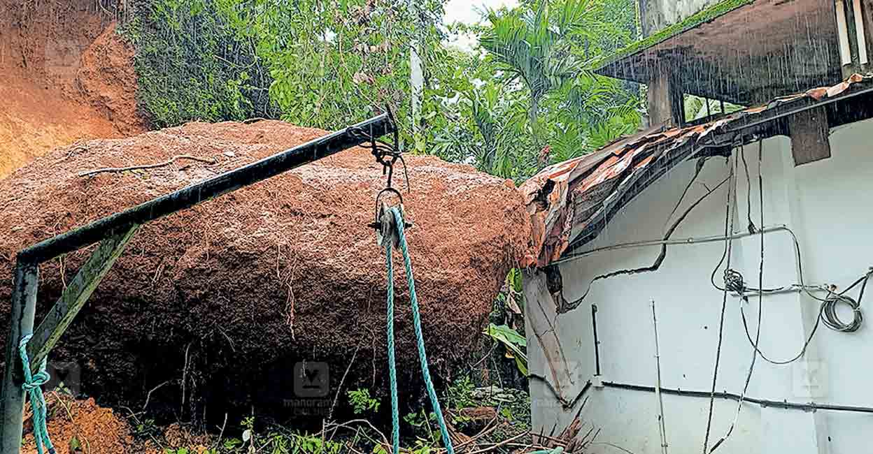 kozhikode-ulliyeri-huge-rock.jpg