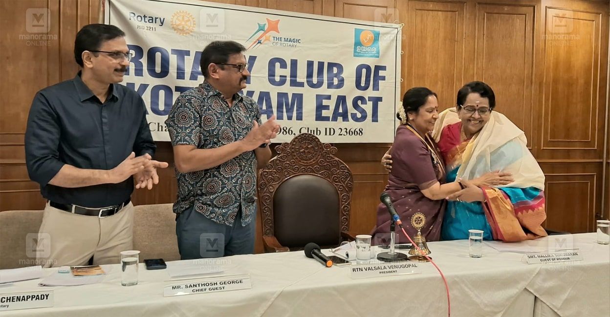 mallika-sukumaran-honored-kottayam-rotary-club-1.jpg