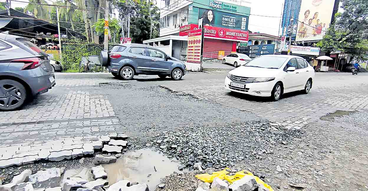 maradu-road-pothole.jpg