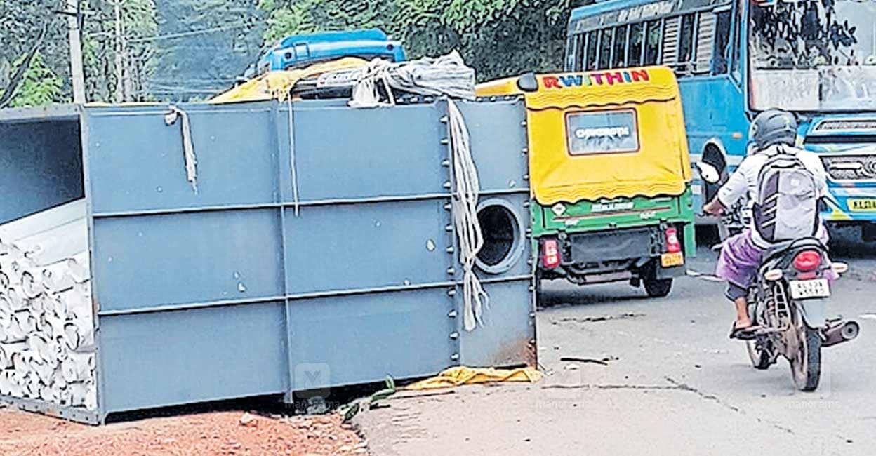 mathukkoth-lorry-accident.jpg