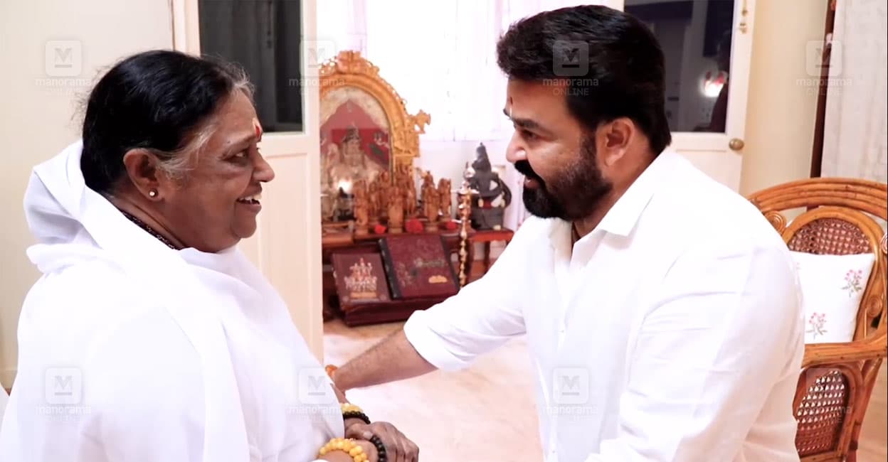 mohanlal-visits-amritapuri-ashram.jpg