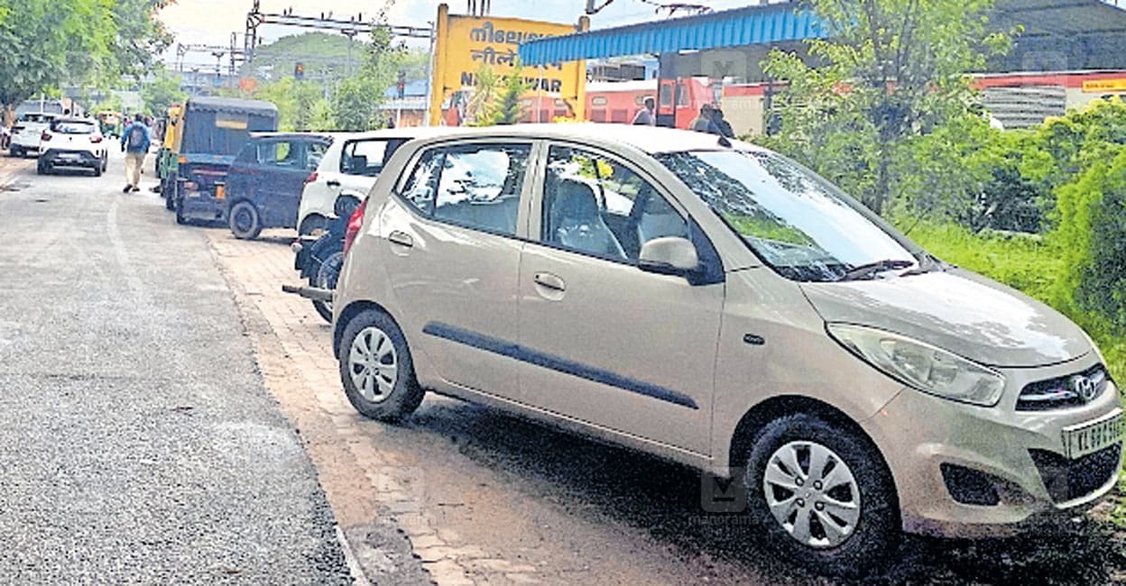 nileshwaram-railway-station-parking.jpg