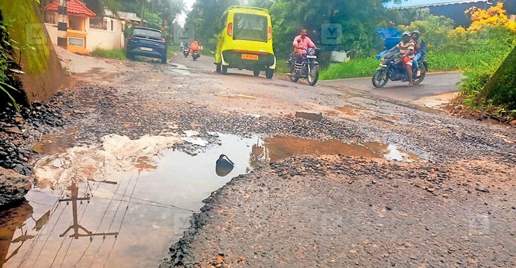 perumbavoor-road-damage-water-leak.jpg