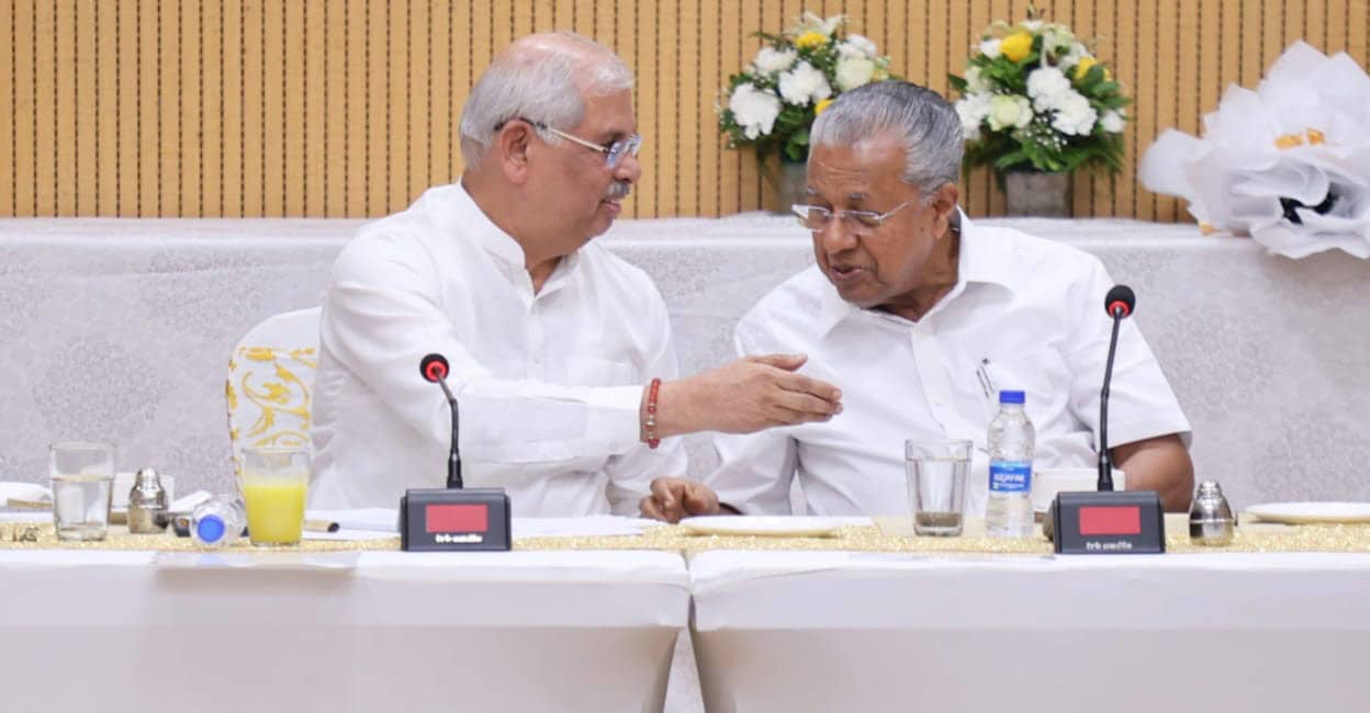 rajendra-vishwanath-arlekar-pinarayi-vijayan.jpg