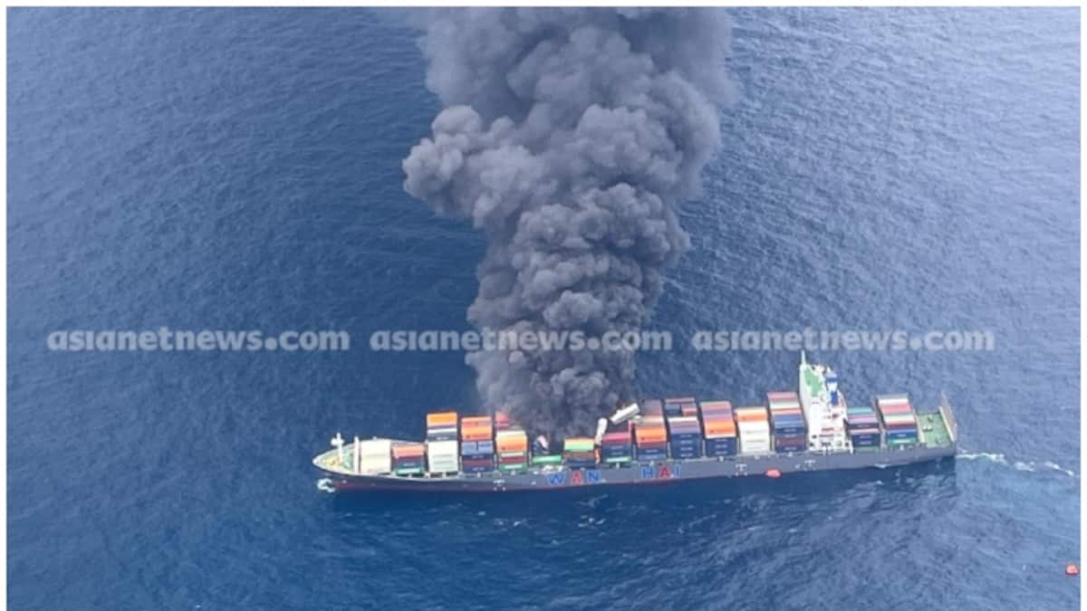 ship-catches-fire-in-kannur-azhikkal-coast-1-1749468664651_1200x675xt.jpg