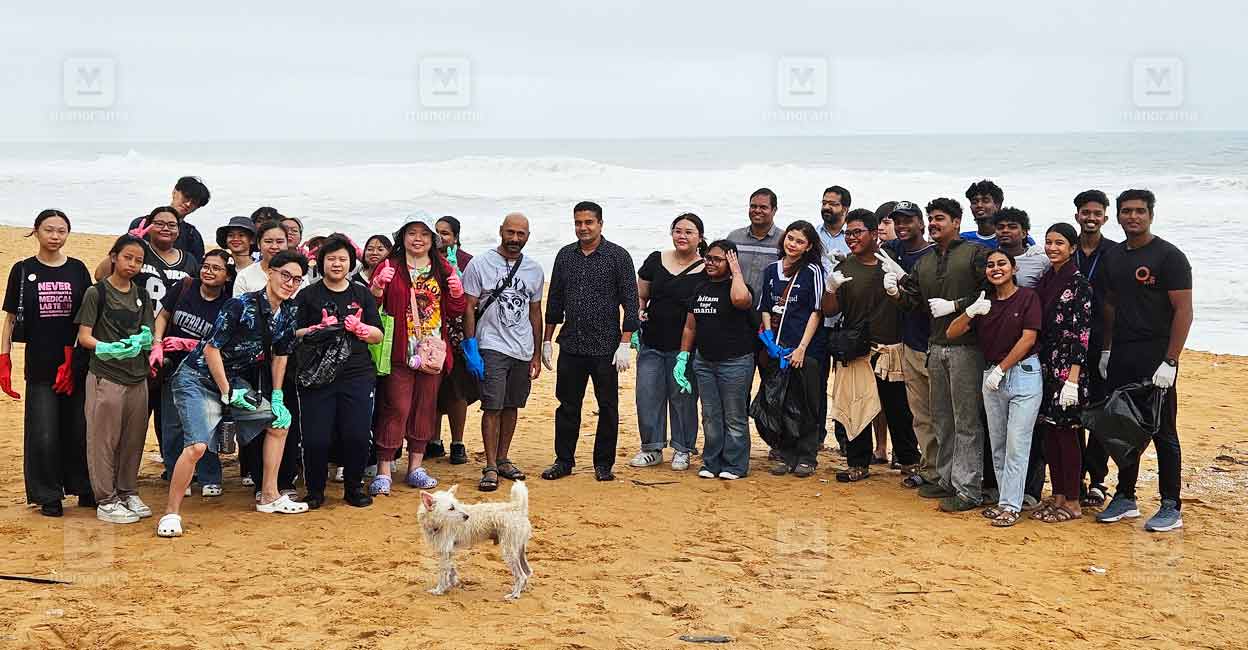 singapore-students-clean-kerala-beach.jpg