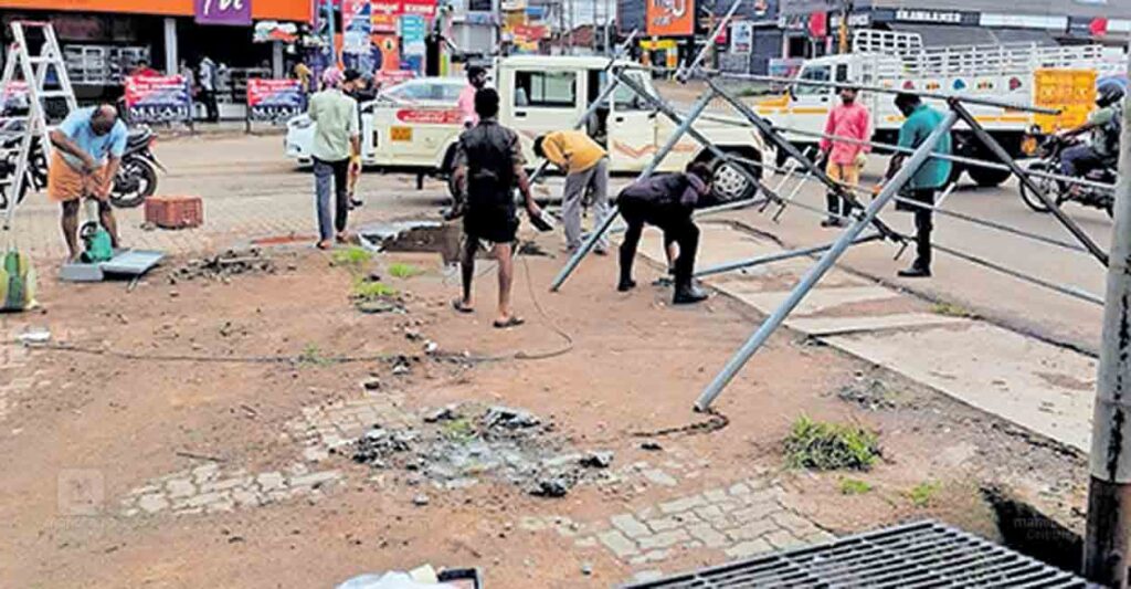 thrissur-bus-shelter-demolished-chalakudy-anamala-junction.jpg