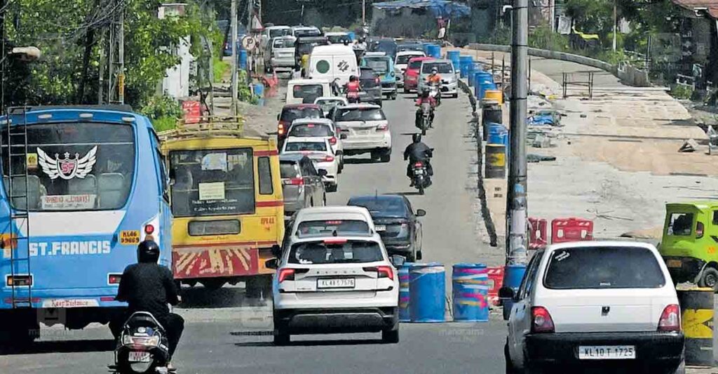 thrissur-traffic-jam-kunnamkulam-muthuvara.jpg