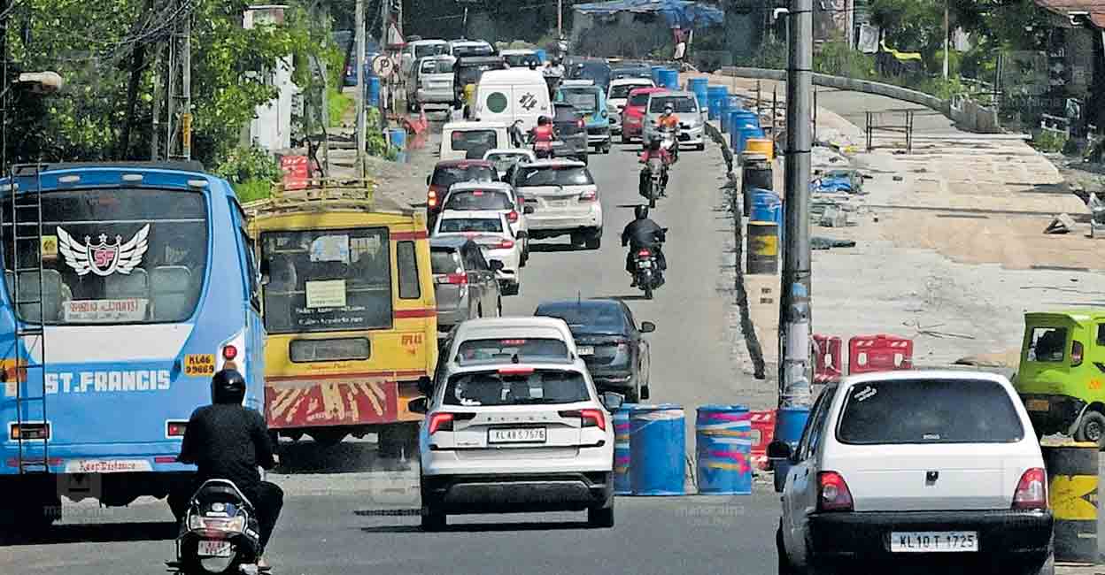 thrissur-traffic-jam-kunnamkulam-muthuvara.jpg