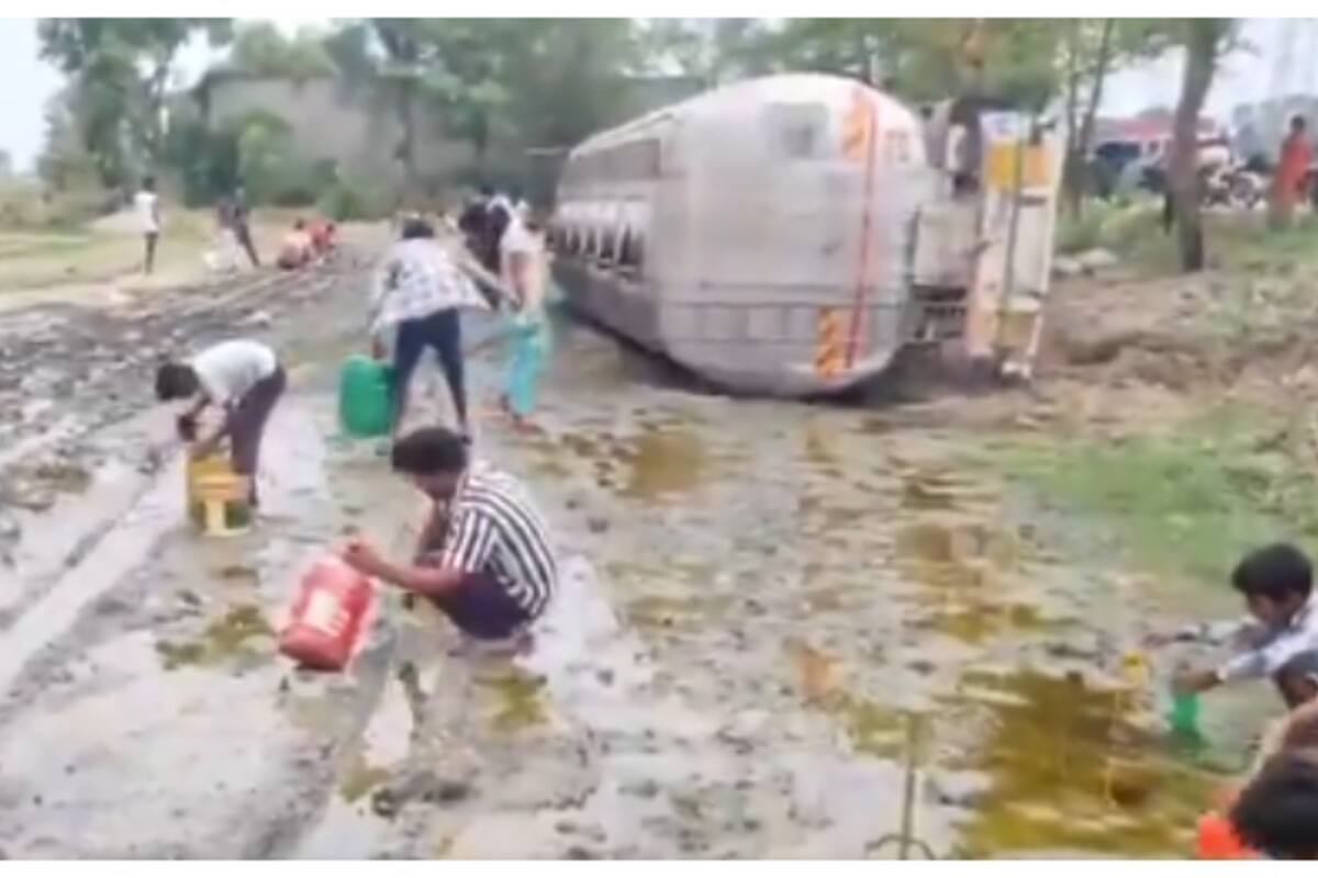 villagers-looting-oil-from-overturned-tanker-in-amethi_1200x800xt.jpg