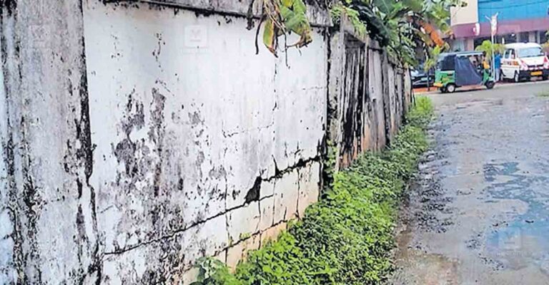 alappuzha-crack-on-wall-kayamkulam-taluk-hospital.jpg