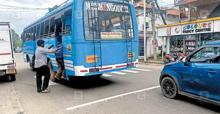 alappuzha-mannar-store-junction-zebra-line-private-bus.jpg
