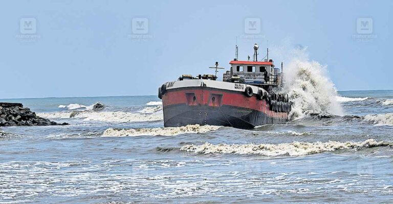 fort-kochi-barge-accident.jpg