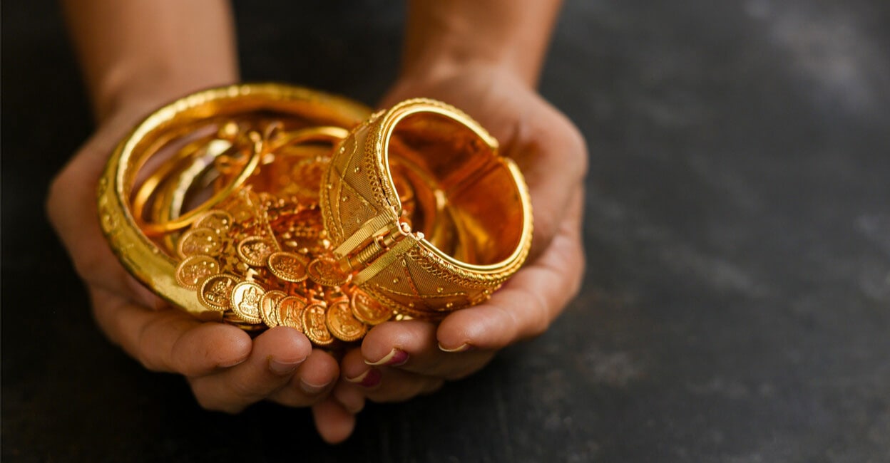gold-in-hand.jpg