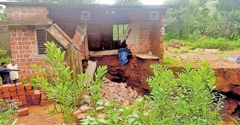 house-collapse-kanhangad-1.jpg