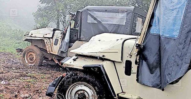 idukkie-elephant-attacked-jeeps.jpg