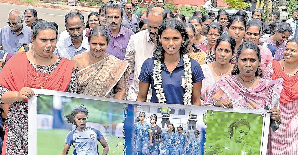 kasargod-madikkai-malavika-welcomed.jpg