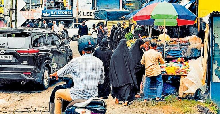 kasargod-roadside-vendors-traffic.jpg